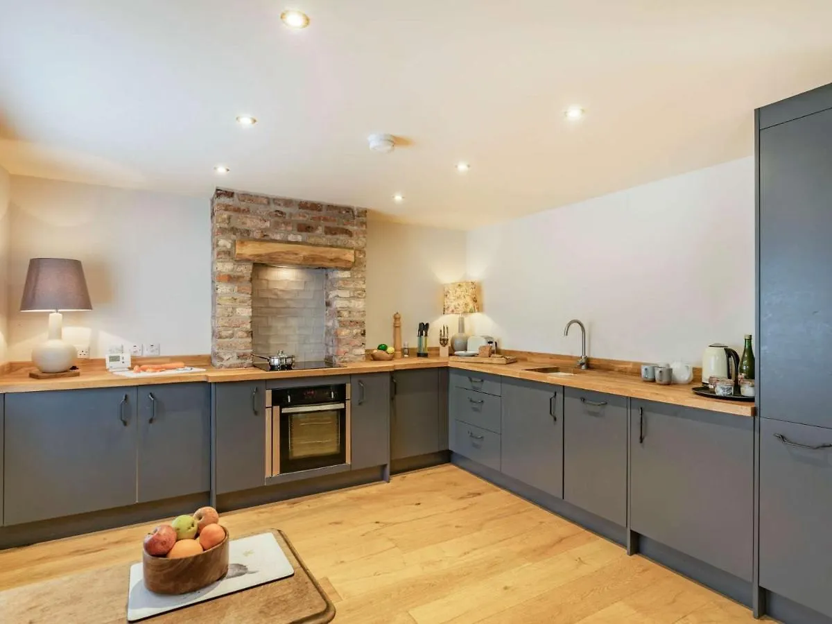 2 Bed In Beverley 75584 Lund 0*,